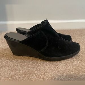 Black suede women’s clogs/mules
